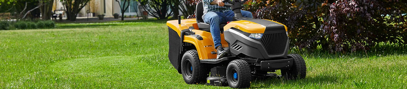Tractoraș de tuns gazon pe baterie